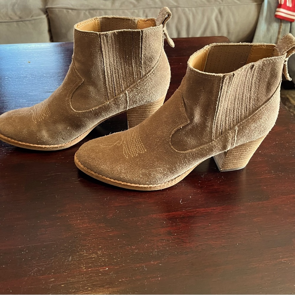 DOLCE VITA Women’s Jones Suede Western Ankle Boots, block heel, taupe, Size 8.5
